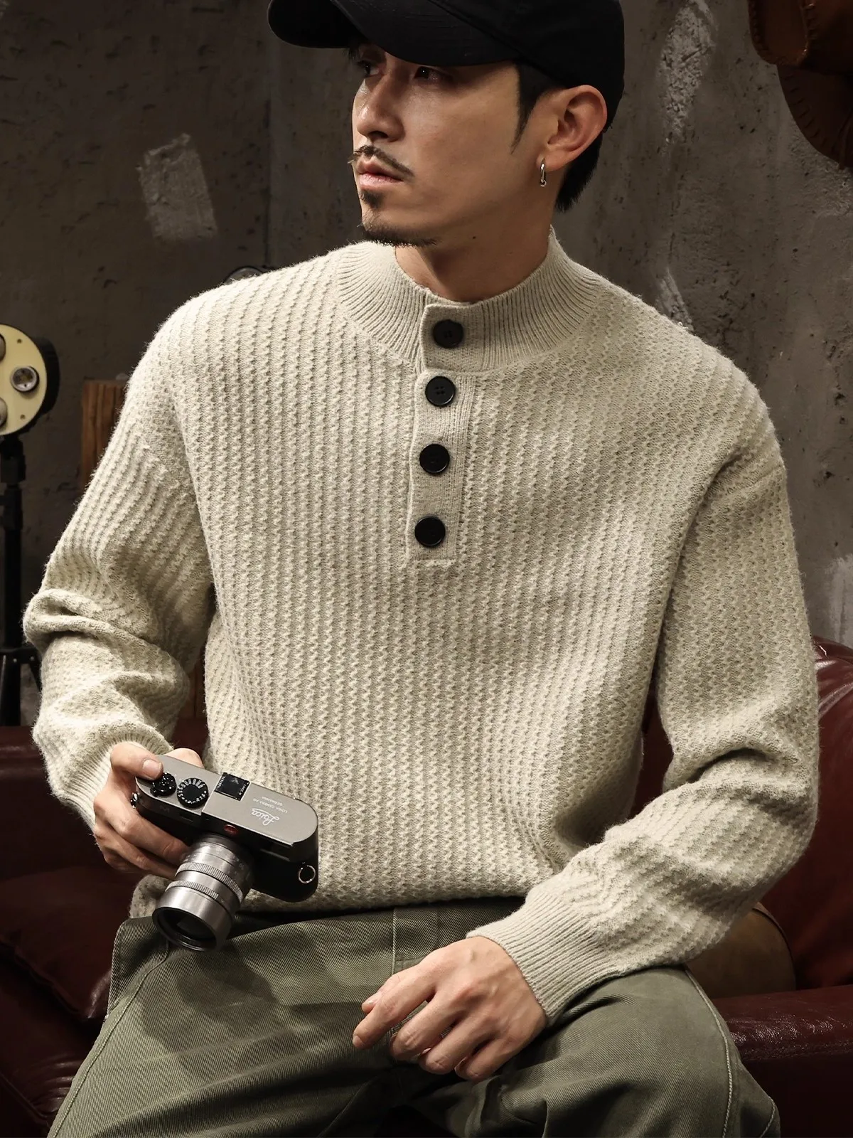 Мужской винтажный свитер оверсайз с круглым вырезом, на пуговицах, теплый, зимний, повседневный, с длинными рукавами, удобный крой
Мужской винтажный свитер оверсайз с круглым вырезом, на пуговицах, теплый, зимний, повседневный, с длинными рукавами, удобный крой