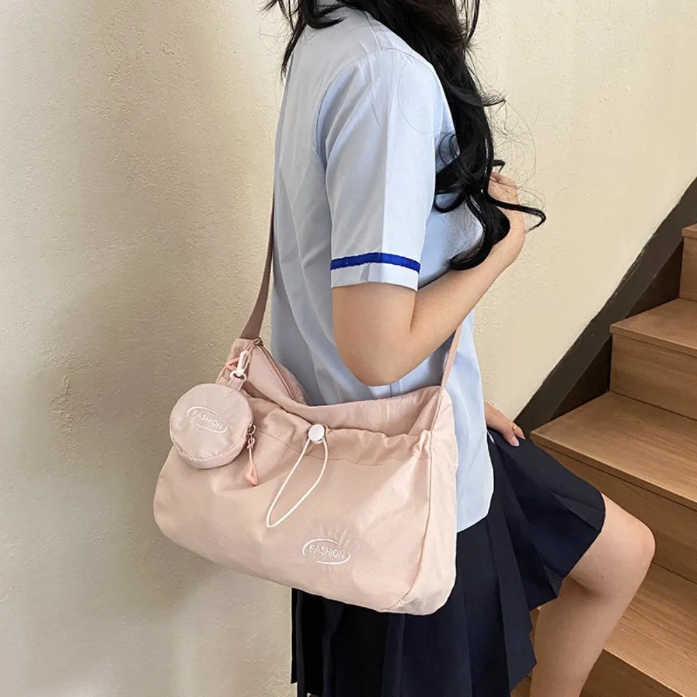 New Casual Nylon Shoulder Bag Large Capacity Zipper Drawstring Crossbody Bag Designer Leightweight Commuting Bag Teenagers
New Casual Nylon Shoulder Bag Large Capacity Zipper Drawstring Crossbody Bag Designer Leightweight Commuting Bag Teenagers