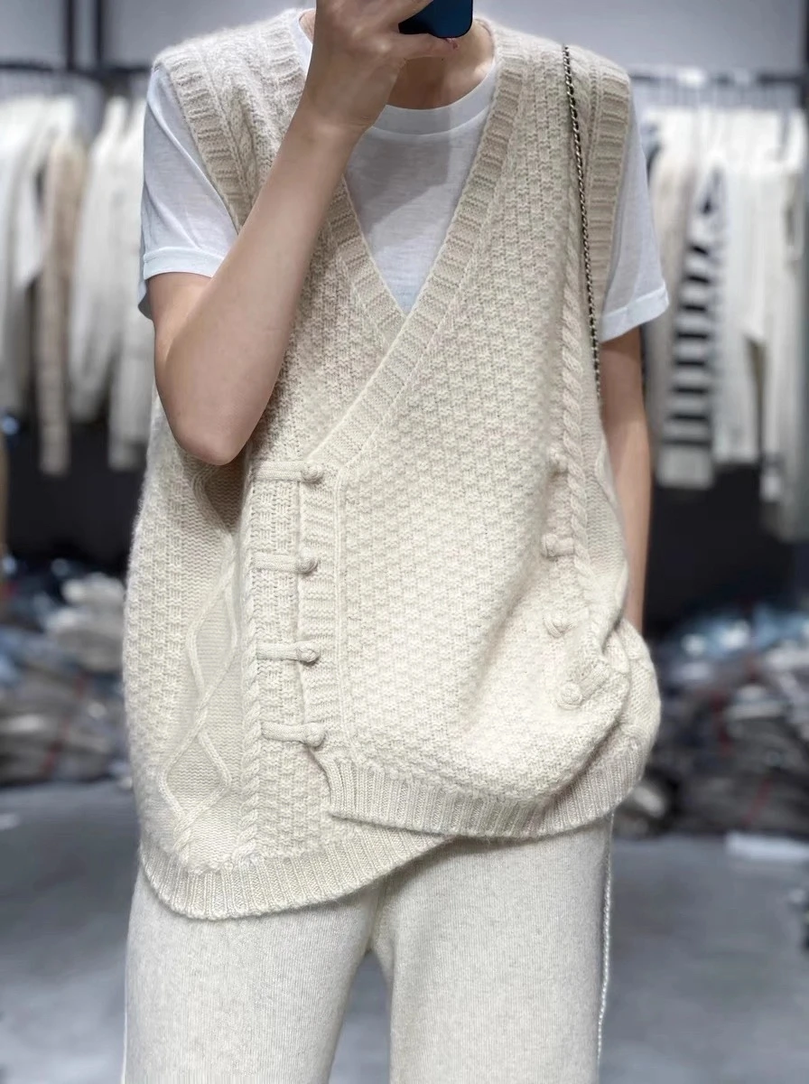 High-quality 100 pure cashmere vest vest female loose Korean retro buckle V-neck thin sweater cardigan.
High-quality 100 pure cashmere vest vest female loose Korean retro buckle V-neck thin sweater cardigan.