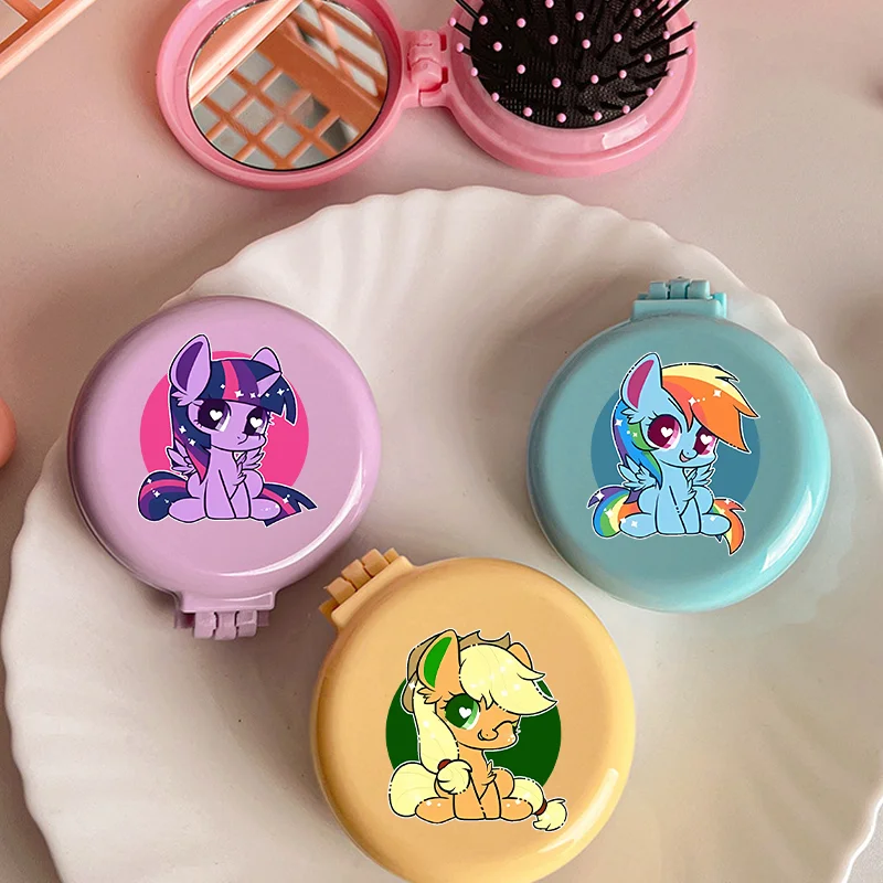 Новая расческа-подушка My Little Pony для женщин, кавайная аниме-щетка для волос, миниатюрная креативная дорожная портативная расческа с зеркалом и массажным эффектом, подарок на день рождения
Новая расческа-подушка My Little Pony для женщин, кавайная аниме-щетка для волос, миниатюрная креативная дорожная портативная расческа с зеркалом и массажным эффектом, подарок на день рождения