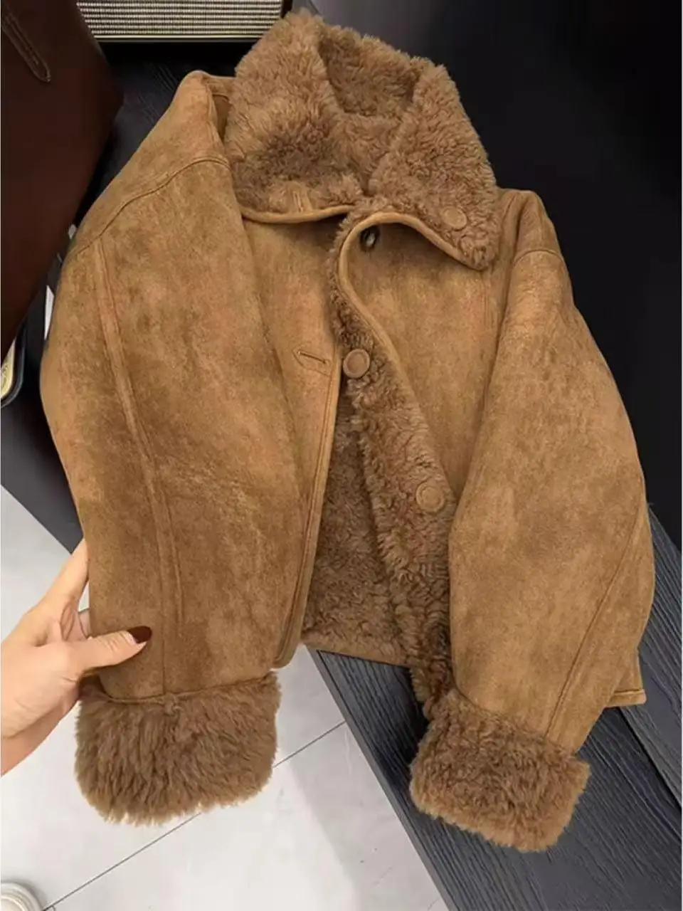 Caramel Lamb Fur Jacket Short Warm Retro Style Integrated Leather And Fur Women's Coat Thickened Straight Cut Daily Wear
Caramel Lamb Fur Jacket Short Warm Retro Style Integrated Leather And Fur Women's Coat Thickened Straight Cut Daily Wear