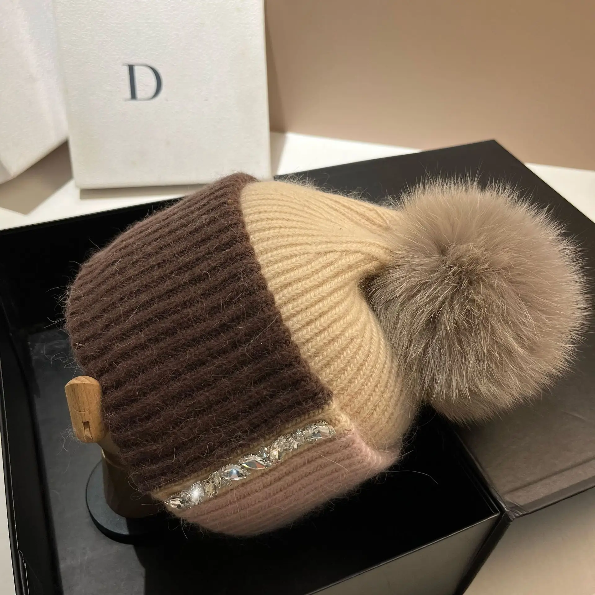 Модная и универсальная вязаная шапка со стразами, зимняя теплая шерстяная шапка-ушанка для холодной погоды для женщин
Модная и универсальная вязаная шапка со стразами, зимняя теплая шерстяная шапка-ушанка для холодной погоды для женщин