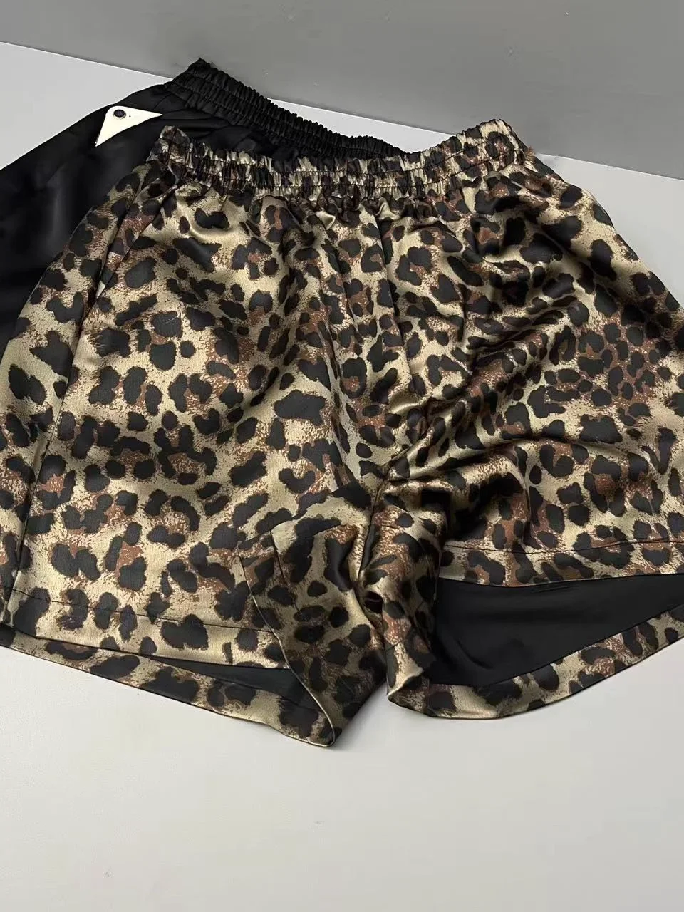 Outlet Ice Silk Smooth Leopard Print Loose Casual Shorts Women's Versatile Slimming A-Line Wide Leg Pants Commute Style High ...
Outlet Ice Silk Smooth Leopard Print Loose Casual Shorts Women's Versatile Slimming A-Line Wide Leg Pants Commute Style High ...