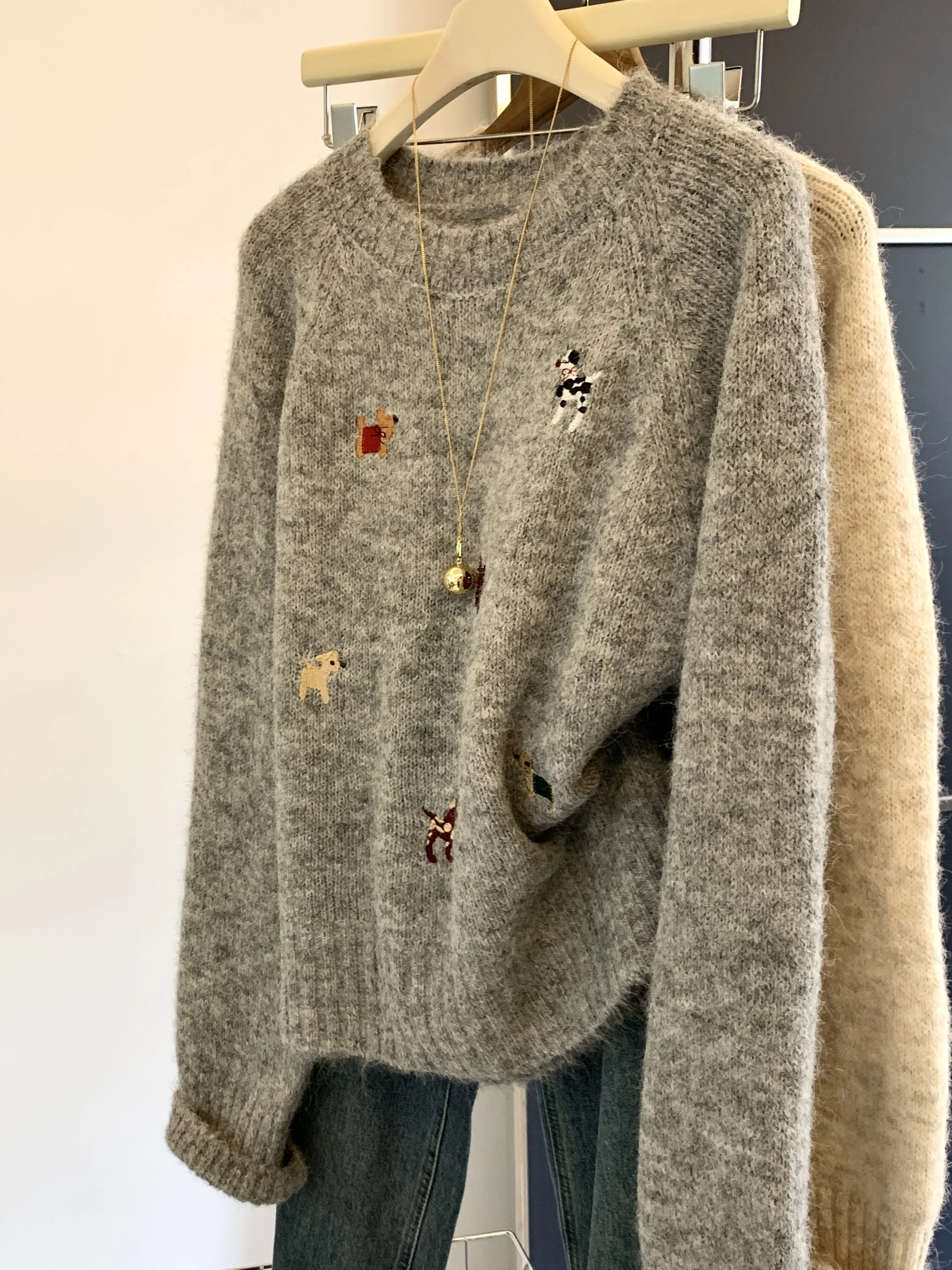 Круглый трикотаж с вышивкой собаки из мультфильма, свободный женский трикотаж, осень-зима, новинка Lazy Faion, универсальный высококачественный свитер...
Круглый трикотаж с вышивкой собаки из мультфильма, свободный женский трикотаж, осень-зима, новинка Lazy Faion, универсальный высококачественный свитер...