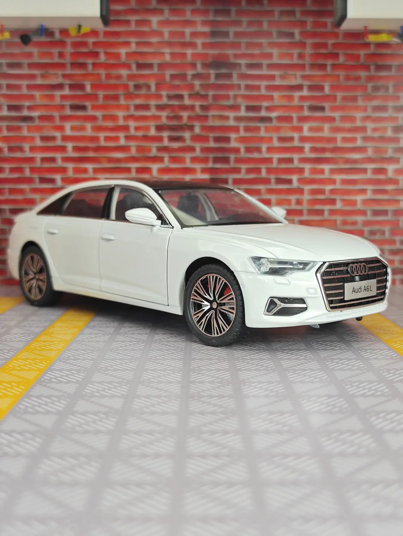 1:24 simulation Audi A6L alloy car model, doors and engine hood, trunk can be opened has simulated sound and lighting
1:24 simulation Audi A6L alloy car model, doors and engine hood, trunk can be opened has simulated sound and lighting