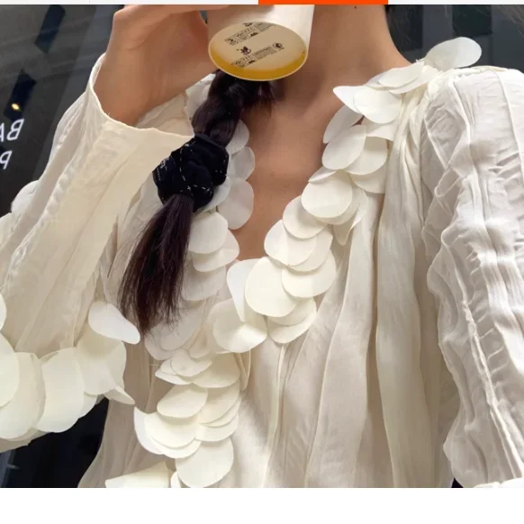Xiaoxiang style high-end V-neck lace top women's autumn new item petal sleeves loose hanging long sleeved shirt
Xiaoxiang style high-end V-neck lace top women's autumn new item petal sleeves loose hanging long sleeved shirt