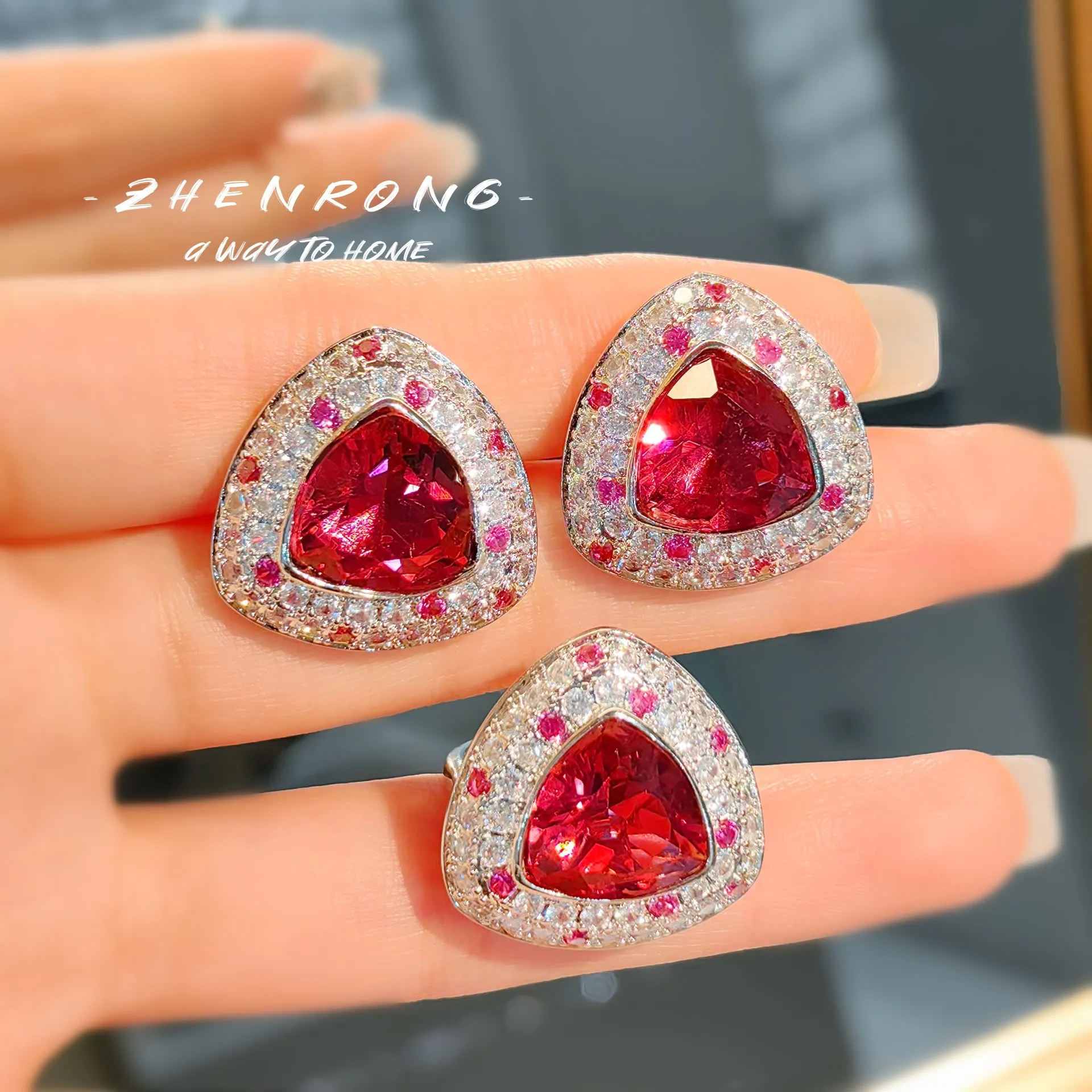 2024 New Geometric Triangle Ruby Ring Earrings Luxury Elegant Cubic Zirconia White Gold Plating Wedding Bridal Jewelry Sets
2024 New Geometric Triangle Ruby Ring Earrings Luxury Elegant Cubic Zirconia White Gold Plating Wedding Bridal Jewelry Sets