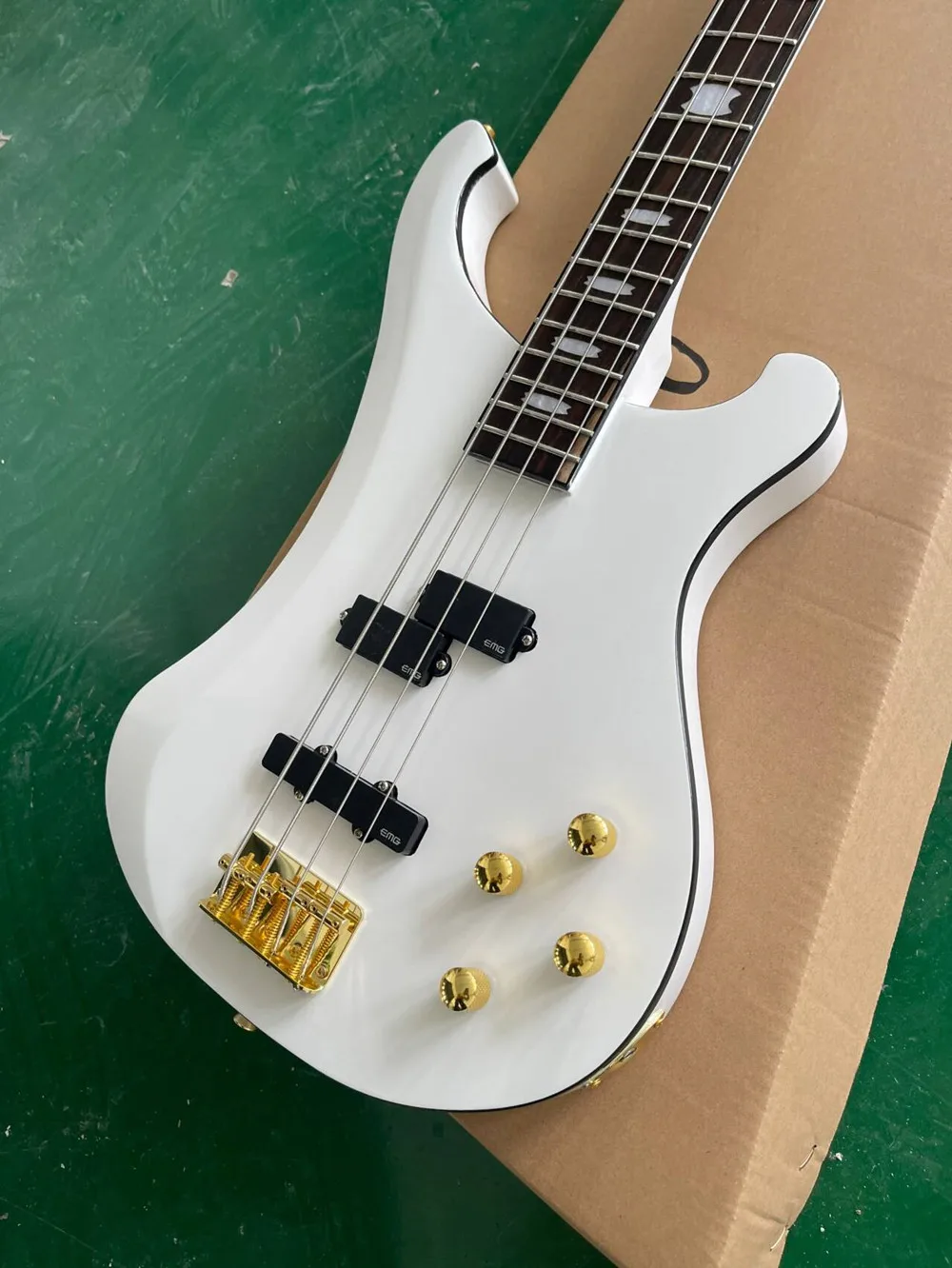 White 4 Strings Electric Bass Guitar with Rosewood Fingerboard,Gold Hardware,Provide customized service
White 4 Strings Electric Bass Guitar with Rosewood Fingerboard,Gold Hardware,Provide customized service