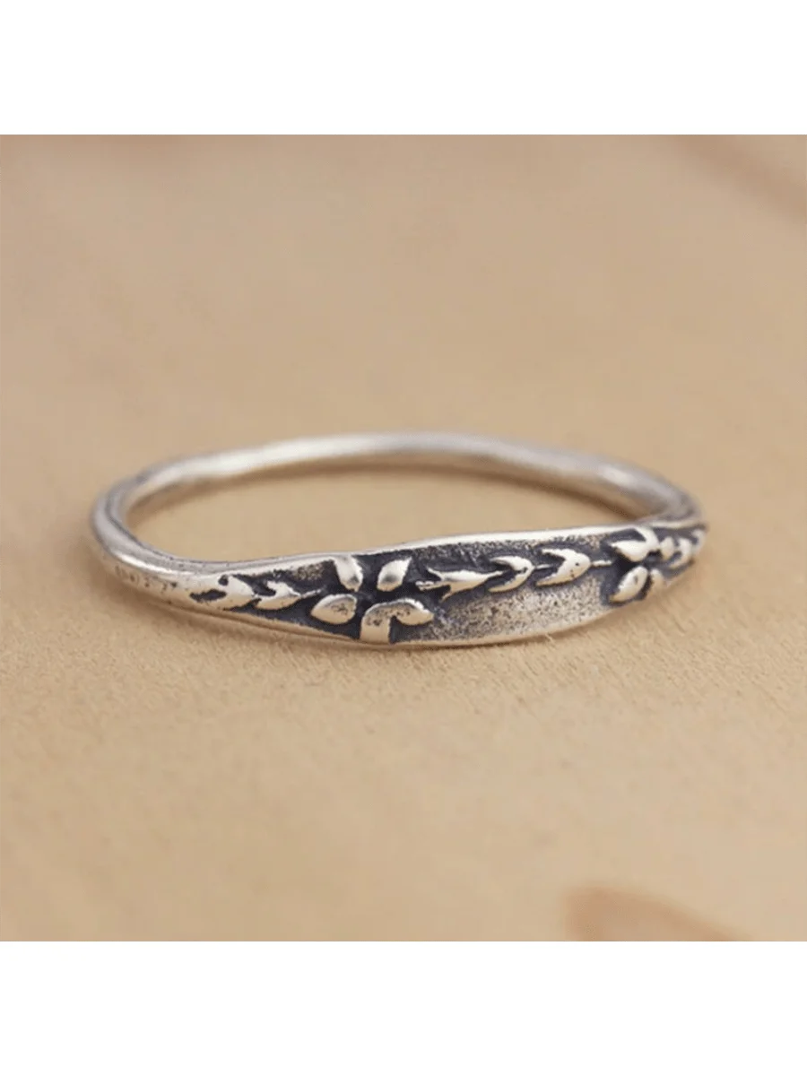 Antique-Style Hand-Carved Leaf And Bloom Motif Ring For Women, Versatile For Daily, Wedding, Or Gift Occasions
Antique-Style Hand-Carved Leaf And Bloom Motif Ring For Women, Versatile For Daily, Wedding, Or Gift Occasions