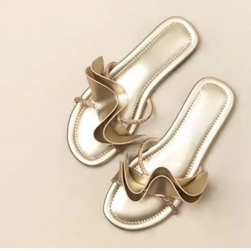 2025 Summer Crystal Ruffled Slippers Women's Sandals Female Fairy Wind Outdoor Flat Slippers Flip-flops Gold Color Beach Shoes
2025 Summer Crystal Ruffled Slippers Women's Sandals Female Fairy Wind Outdoor Flat Slippers Flip-flops Gold Color Beach Shoes