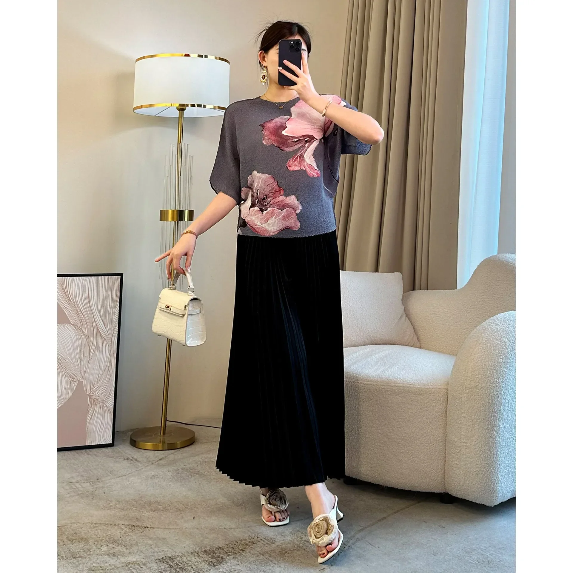 Miyake High-end Pleated Top for Women 2025 Summer New Fashion Printed Round Neck Short Sleeve Versatile T-shirt for Women
Miyake High-end Pleated Top for Women 2025 Summer New Fashion Printed Round Neck Short Sleeve Versatile T-shirt for Women