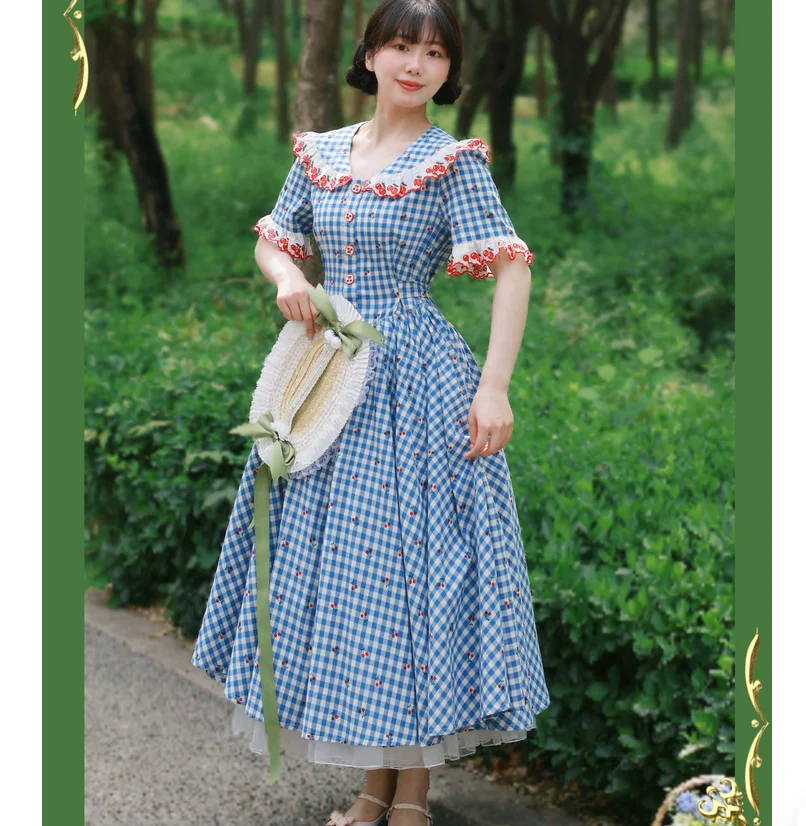 Retro court style French style waist cinching blue grid dress
Retro court style French style waist cinching blue grid dress