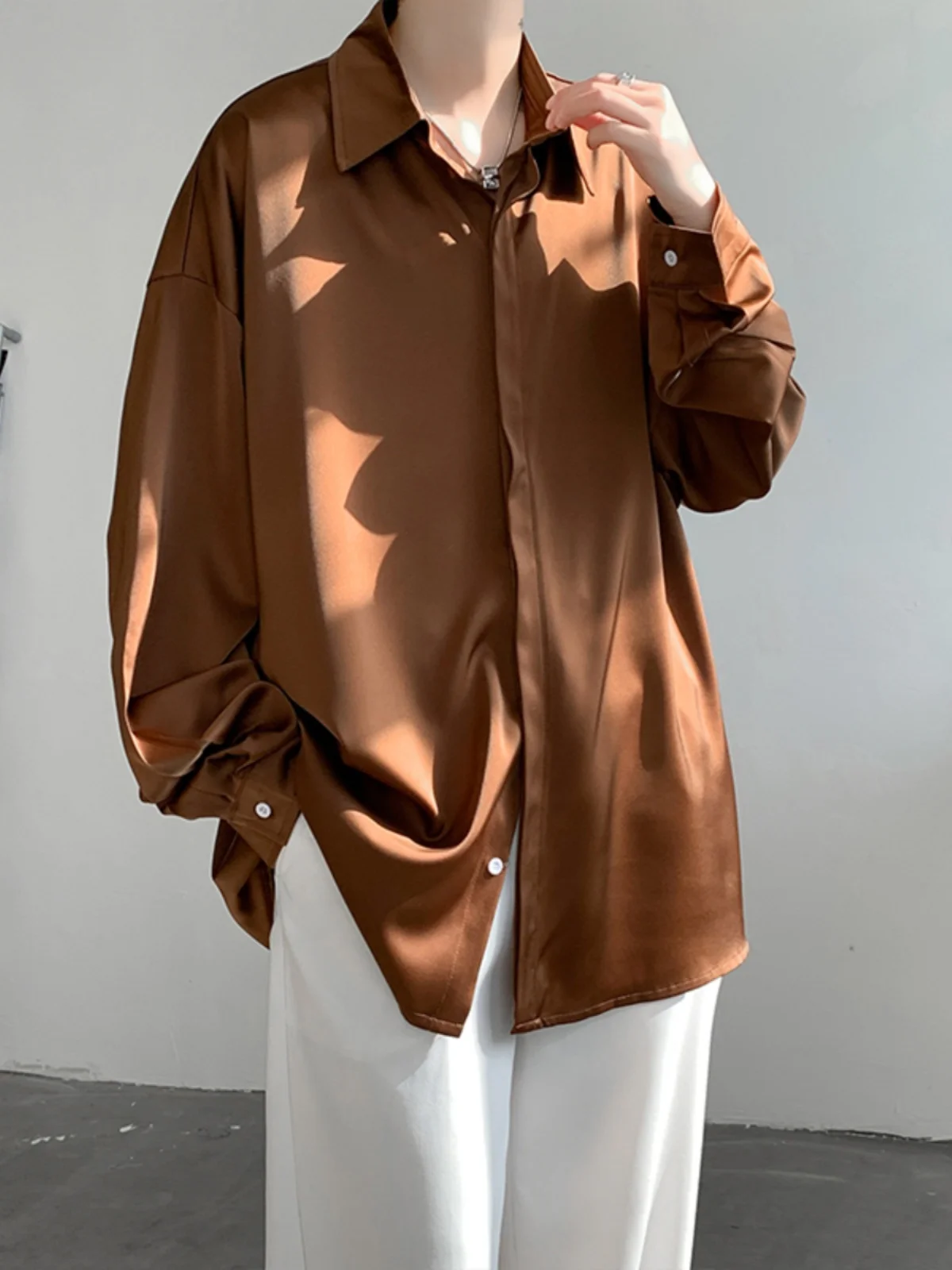 Brown Neapolitan Men's irt Retro Sle Ice Silk Thin Outerwear Spring Summer Loose Fit Long Sve Youth Faion Classic Sle
Brown Neapolitan Men's irt Retro Sle Ice Silk Thin Outerwear Spring Summer Loose Fit Long Sve Youth Faion Classic Sle