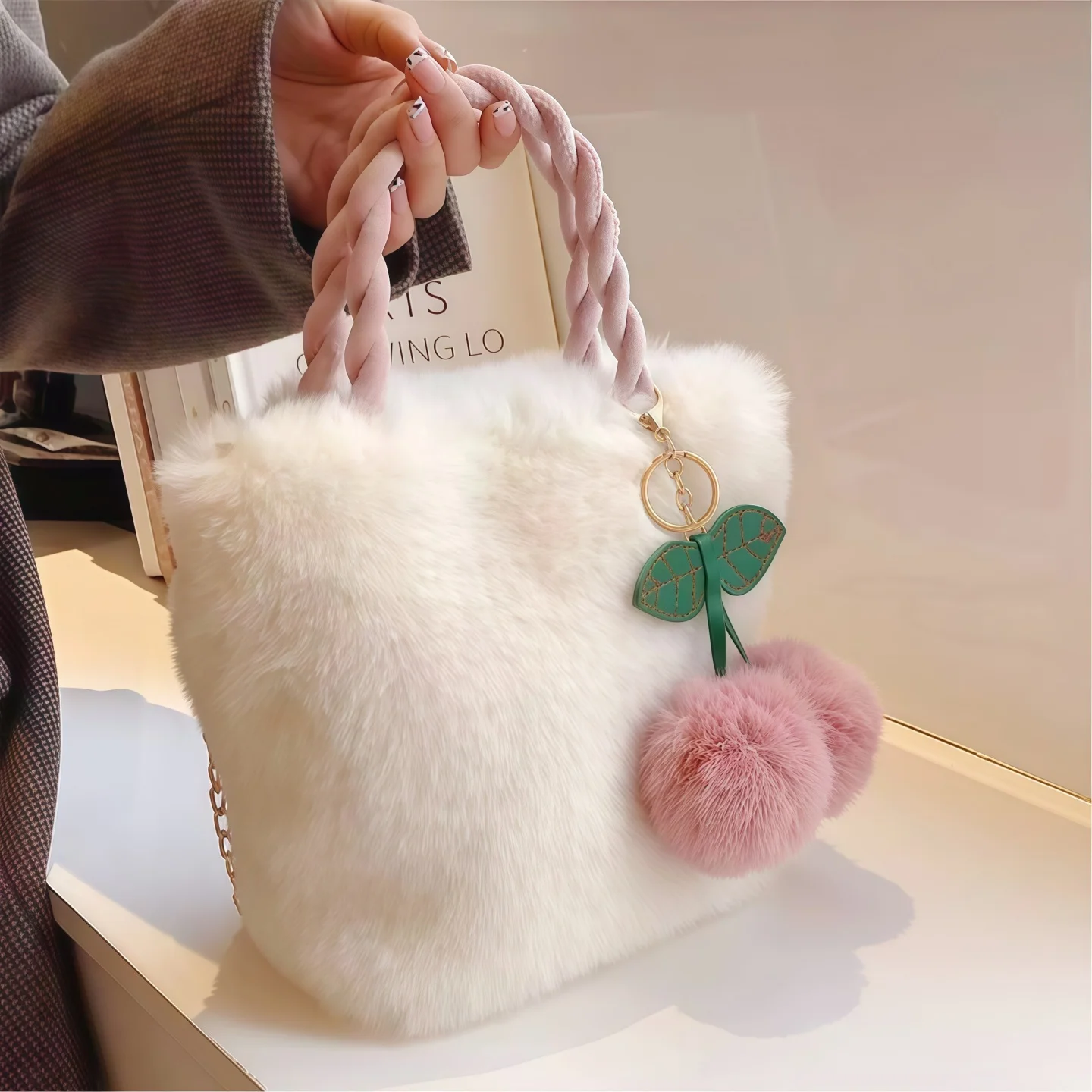 Сумка Plu Buet: Маленькая вместительная женская сумка из мягкого меха, большая вместимость, новинка 2025 года, повседневная, простая, элегантная.
Сумка Plu Buet: Маленькая вместительная женская сумка из мягкого меха, большая вместимость, новинка 2025 года, повседневная, простая, элегантная.