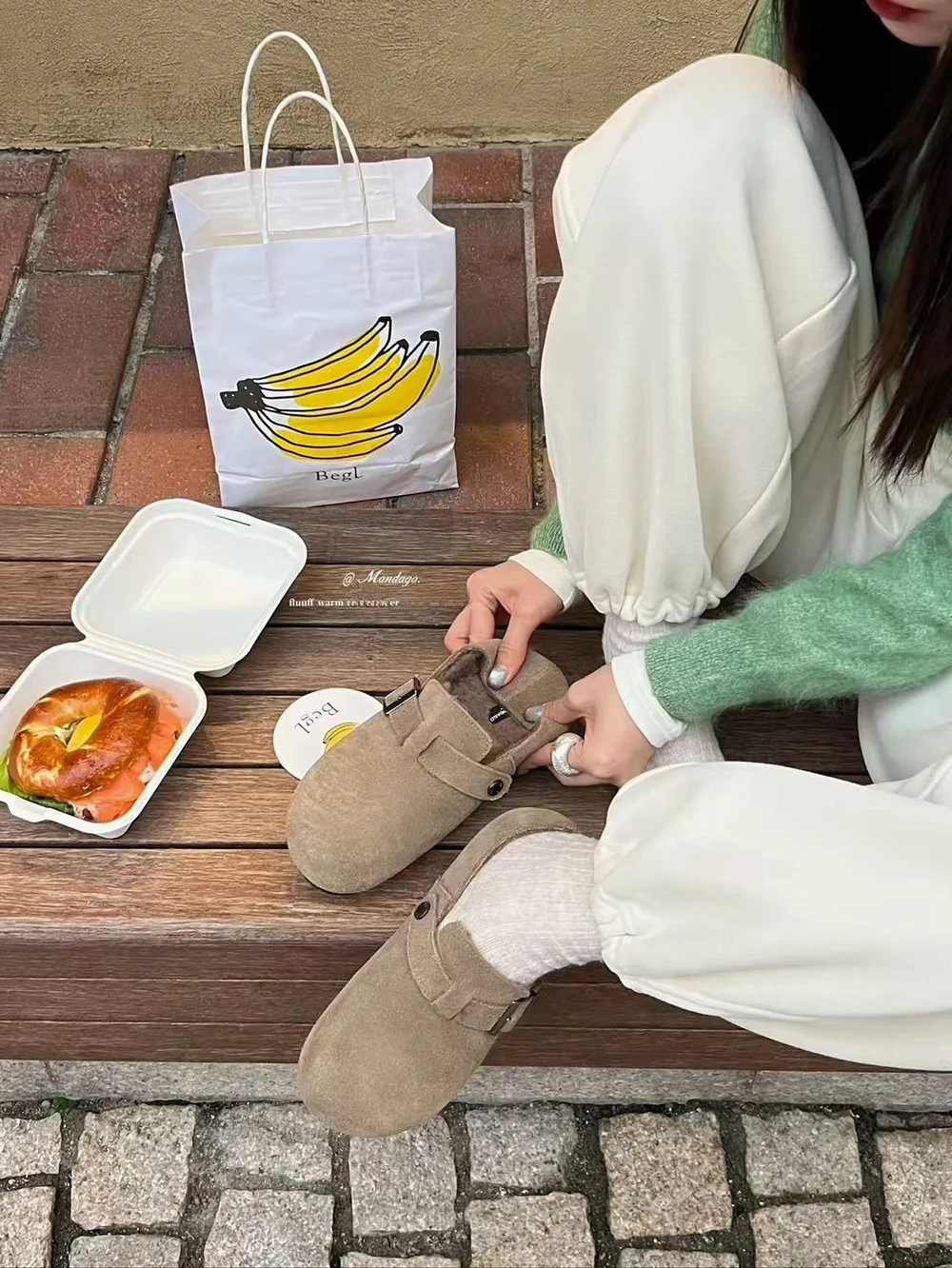 Retro Fleece Lined Slip on Women's Shoes Winter Warm Fur Bean Bean Shoes Korean Style Comfortable Casual Sandals
Retro Fleece Lined Slip on Women's Shoes Winter Warm Fur Bean Bean Shoes Korean Style Comfortable Casual Sandals
