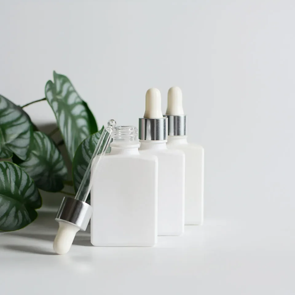 Beauty Packaging Matte White Square Glass Dropper Bottle for Serum Essential Oil Matte Vials Dropper with White Silver Drop Caps
Beauty Packaging Matte White Square Glass Dropper Bottle for Serum Essential Oil Matte Vials Dropper with White Silver Drop Caps