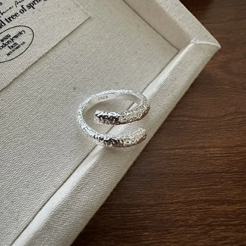 Кольцо из стерлингового серебра 925 пробы с корейским дизайном меньшинств, текстура с крестом, модное корейское кольцо с текстурой ветра, свадьба, помолвка, вечеринка
Кольцо из стерлингового серебра 925 пробы с корейским дизайном меньшинств, текстура с крестом, модное корейское кольцо с текстурой ветра, свадьба, помолвка, вечеринка