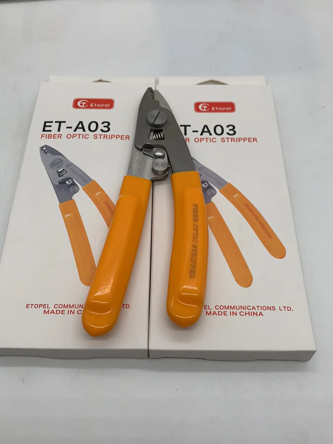 High Quality ET-A03 Stainless Steel Three Port Fiber Stripping Pliers Fiber Optic Wire Stripper
High Quality ET-A03 Stainless Steel Three Port Fiber Stripping Pliers Fiber Optic Wire Stripper