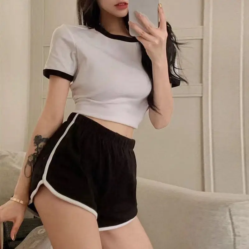 Sports style suit women's summer short color contrast T-shirt crop short-sleeved top with casual shorts two-piece set trend
Sports style suit women's summer short color contrast T-shirt crop short-sleeved top with casual shorts two-piece set trend