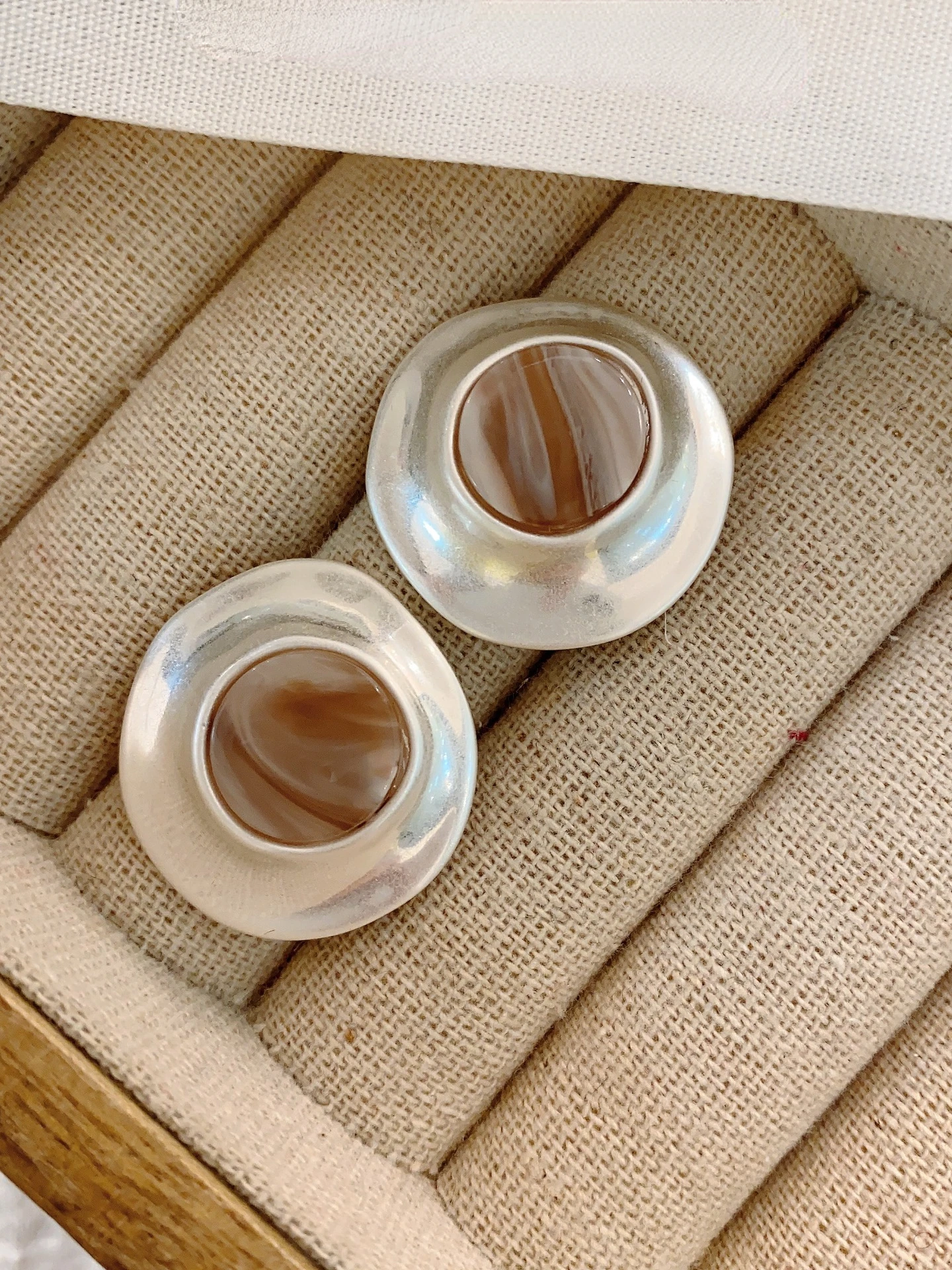Fashion Simple Woodgrain Stone Circle Stud Earrings Silver Bright Face Geometric Flying Saucer Ear Stud for Women Fine Design
Fashion Simple Woodgrain Stone Circle Stud Earrings Silver Bright Face Geometric Flying Saucer Ear Stud for Women Fine Design