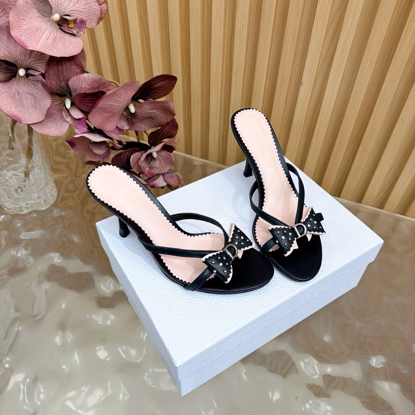 Ladies' Vintage-Style Stiletto Toe-Exposed Mules Sweetheart Bow Sandals Trendy Slip-On Heels Genuine Leather Soles Luxury Design
Ladies' Vintage-Style Stiletto Toe-Exposed Mules Sweetheart Bow Sandals Trendy Slip-On Heels Genuine Leather Soles Luxury Design