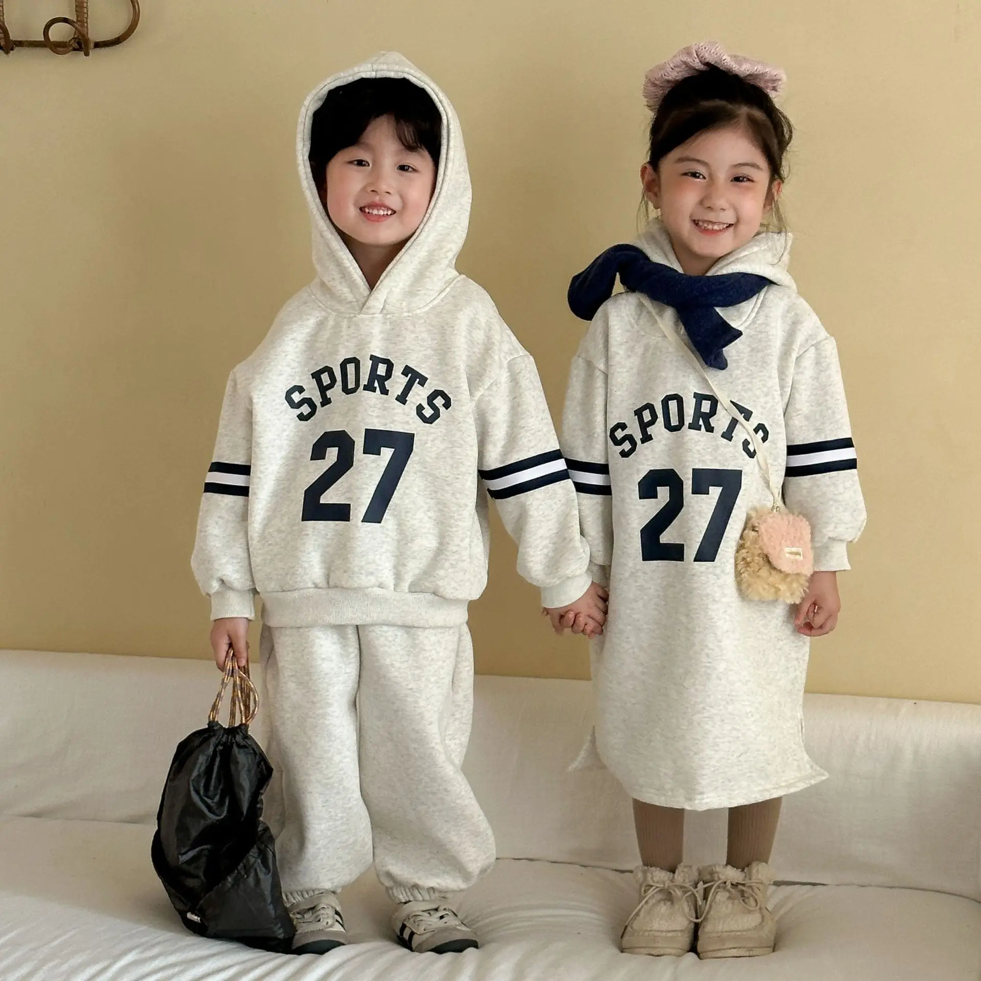 Зима 2024, новый детский бархатный комплект плотной одежды, флисовый свитшот с капюшоном и надписью для мальчиков, детское теплое повседневное платье для девочек
Зима 2024, новый детский бархатный комплект плотной одежды, флисовый свитшот с капюшоном и надписью для мальчиков, детское теплое повседневное платье для девочек