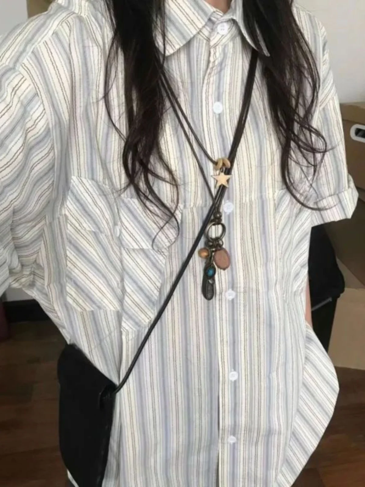 Женский топ в полоску с лацканами в стиле ретро, модный винтажный клетчатый топ с отложным воротником, ткань без зарегистрированного бренда
Женский топ в полоску с лацканами в стиле ретро, модный винтажный клетчатый топ с отложным воротником, ткань без зарегистрированного бренда