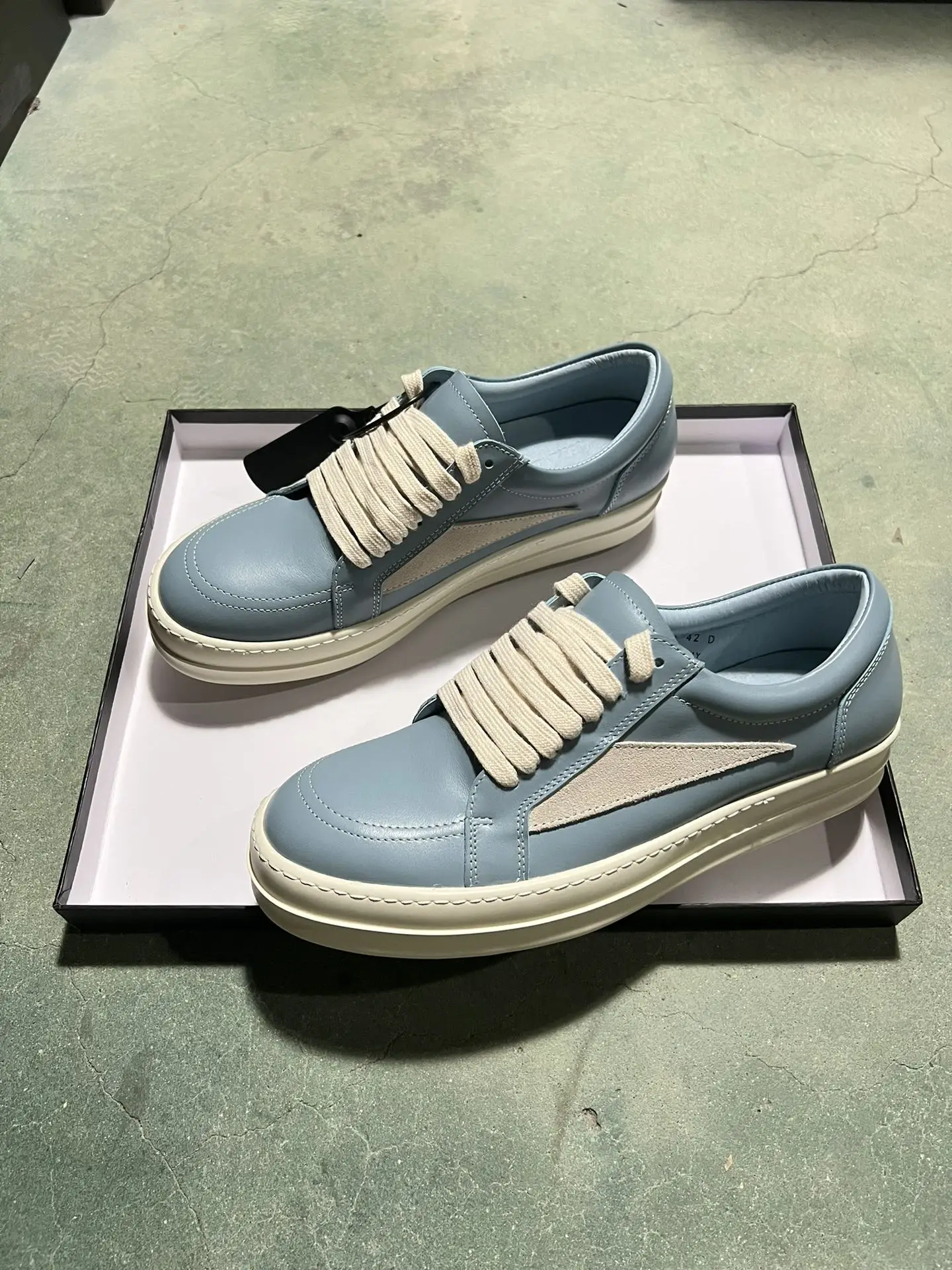 Brand Men's Sneakers and Casual Shoes Light Blue Genuine Leather With Beige Cow Suede Outside Low-Top Ro Designer Women Sneakers
Brand Men's Sneakers and Casual Shoes Light Blue Genuine Leather With Beige Cow Suede Outside Low-Top Ro Designer Women Sneakers