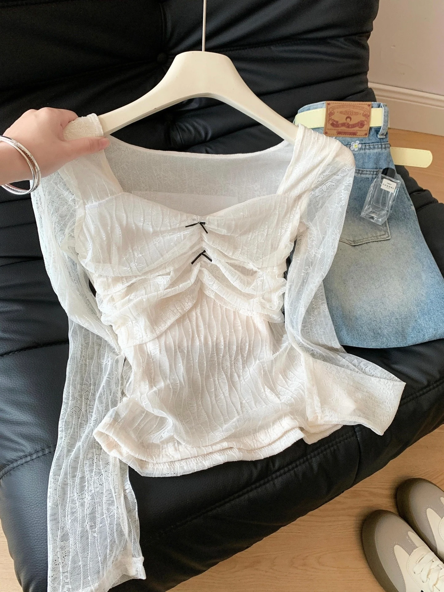 Весенняя женская блузка из кружевной сетки с эффектом утяжки на талии, в стиле легкой зрелости, с длинным рукавом, квадратным вырезом, для создания соблазнительного образа.
Весенняя женская блузка из кружевной сетки с эффектом утяжки на талии, в стиле легкой зрелости, с длинным рукавом, квадратным вырезом, для создания соблазнительного образа.