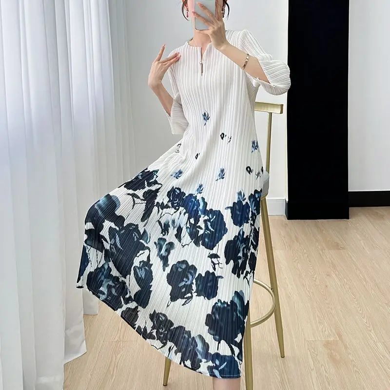 High end printed retro long dress female casual summer and spring elegant and pleated dress v neck three quarter sleeve dress
High end printed retro long dress female casual summer and spring elegant and pleated dress v neck three quarter sleeve dress