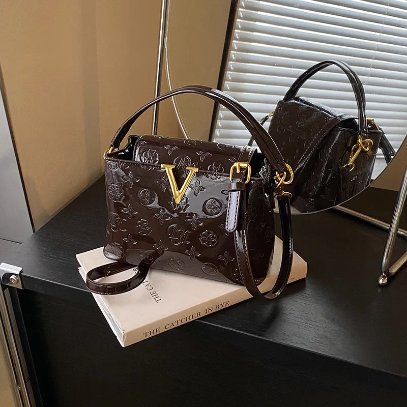 Новинка 2025 года, женская сумка из лакированной кожи премиум-класса с тиснением, шикарная блестящая сумка через плечо с верхней ручкой и трансформируемым кошельком через плечо
Новинка 2025 года, женская сумка из лакированной кожи премиум-класса с тиснением, шикарная блестящая сумка через плечо с верхней ручкой и трансформируемым кошельком через плечо