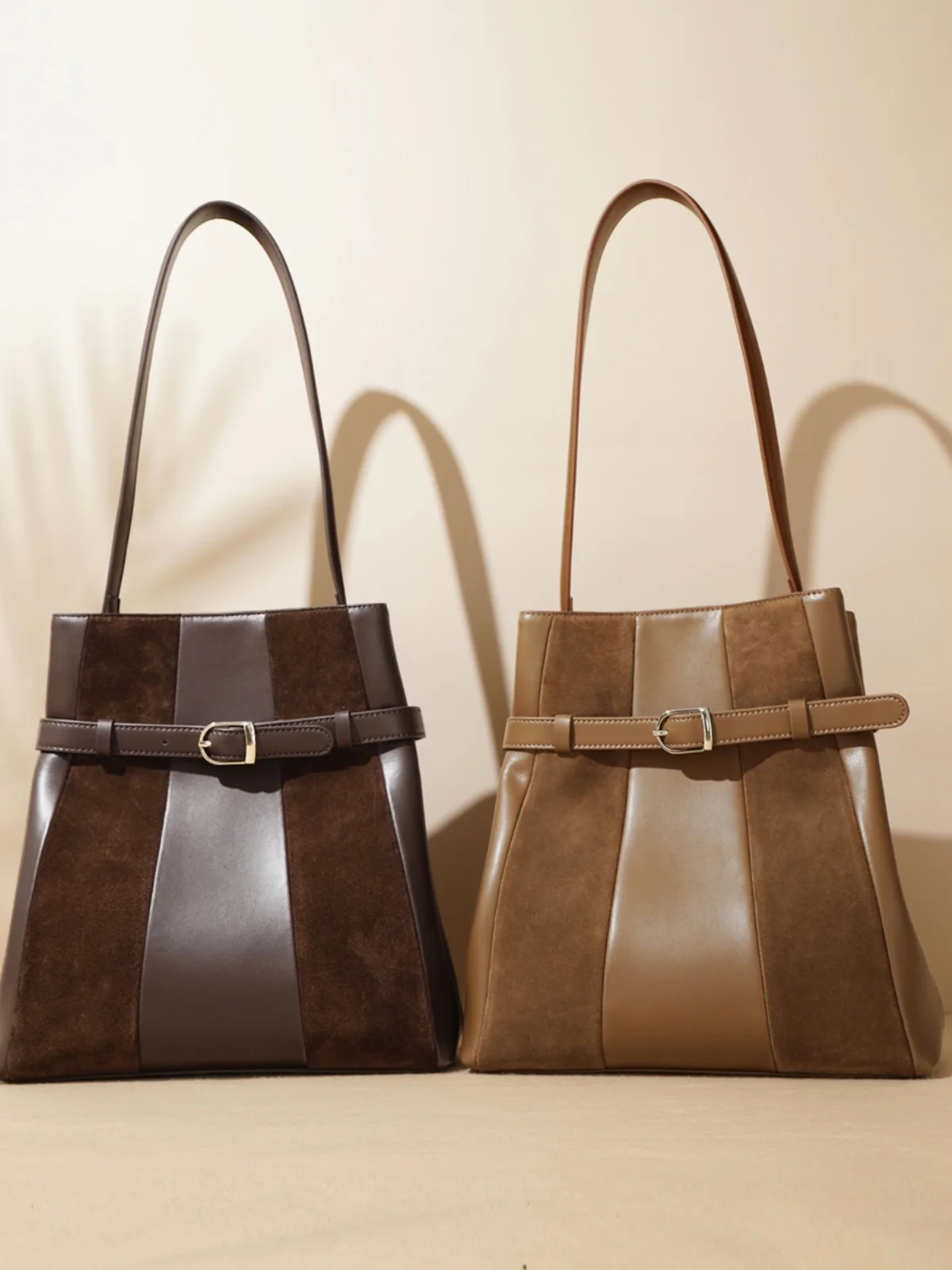 Light Luxury Fashion High-quality Cowhide Splicing Contrasting Color Frosted Suede High-end Texture Bucket Shaped Shoulder Bag
Light Luxury Fashion High-quality Cowhide Splicing Contrasting Color Frosted Suede High-end Texture Bucket Shaped Shoulder Bag