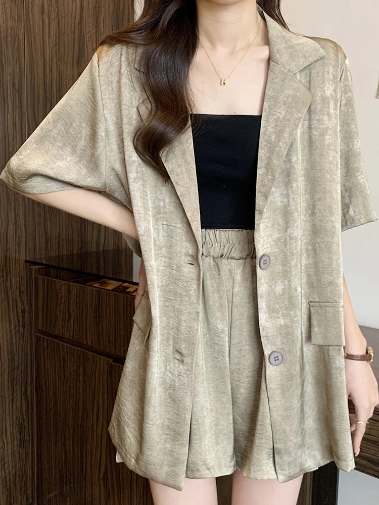 Design tie dye suit jacket shorts set women's summer plus size chubby sister fashionable temperament slimming two-piece set
Design tie dye suit jacket shorts set women's summer plus size chubby sister fashionable temperament slimming two-piece set