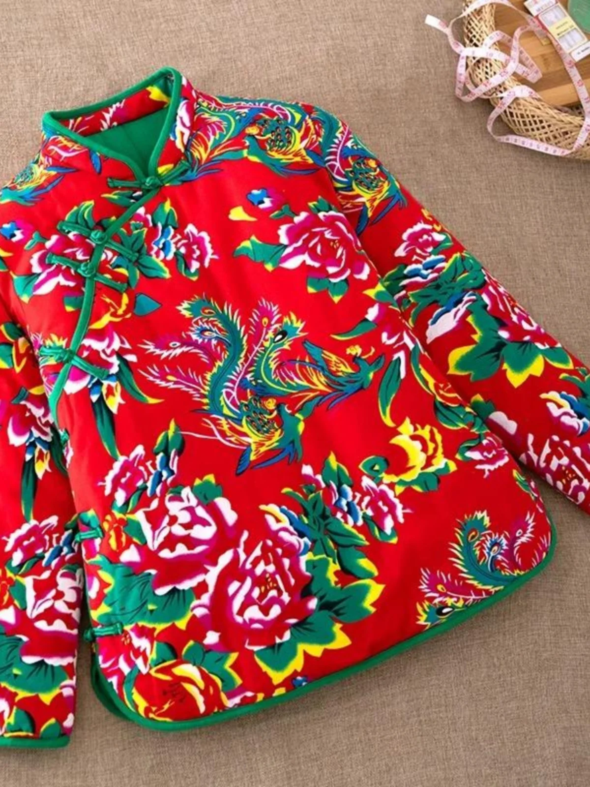 Ladies Lightweight Floral Cotton Jacket Chinese Style Short Coat Thin Warm Winter Outerwear Network Famous Button Design
Ladies Lightweight Floral Cotton Jacket Chinese Style Short Coat Thin Warm Winter Outerwear Network Famous Button Design