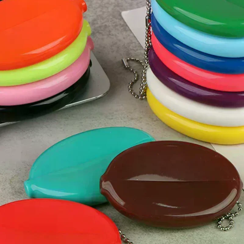 Маленький овальный кошелек для монет, мини-серьги, кольца, коробка для хранения с цепочкой, однотонная модная портативная сумка из ПВХ с подвеской
Маленький овальный кошелек для монет, мини-серьги, кольца, коробка для хранения с цепочкой, однотонная модная портативная сумка из ПВХ с подвеской