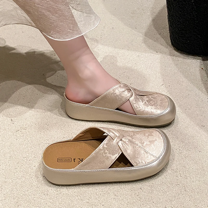 New Chinese Style Embroidered Hollow out Slip-On Slippers Women's Summer Outdoor Thick Bottom Clog Shoes Lazy Shoes
New Chinese Style Embroidered Hollow out Slip-On Slippers Women's Summer Outdoor Thick Bottom Clog Shoes Lazy Shoes