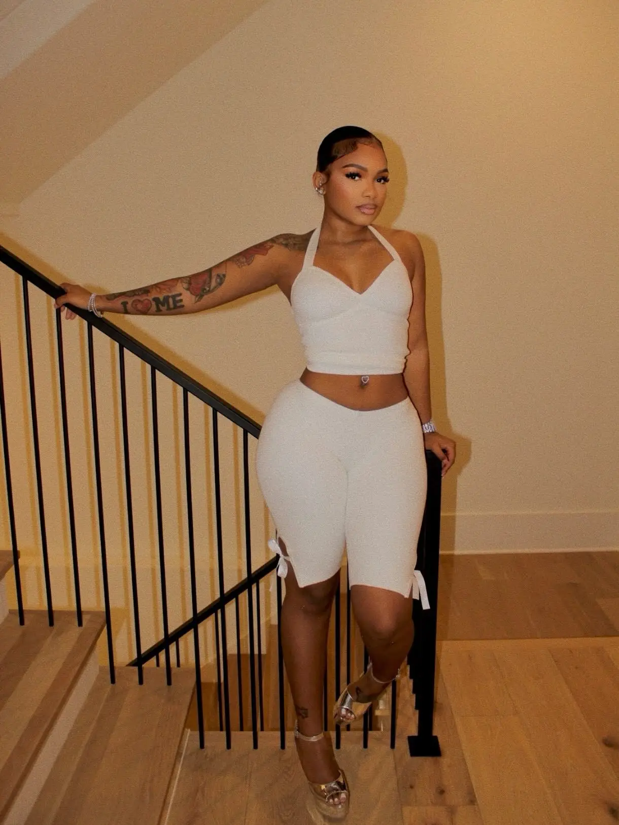 STYLISH LADY White Halter V Neck Crop Top and Bow Tie Capri Pants 2 Piece Set 2026 Summer Women Casual Club Party Street Outfits
STYLISH LADY White Halter V Neck Crop Top and Bow Tie Capri Pants 2 Piece Set 2026 Summer Women Casual Club Party Street Outfits