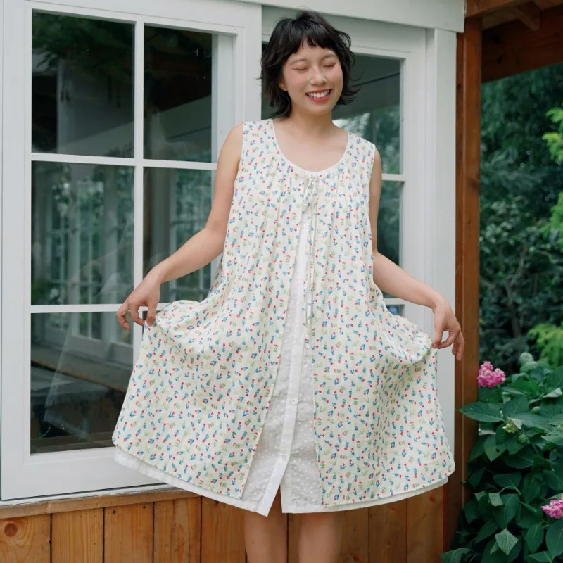 Women's Summer 100% Cotton Double Gauze Ditsy Floral Print Sleeveless Tie Front Loose A-Line Loungewear Dress.
Women's Summer 100% Cotton Double Gauze Ditsy Floral Print Sleeveless Tie Front Loose A-Line Loungewear Dress.