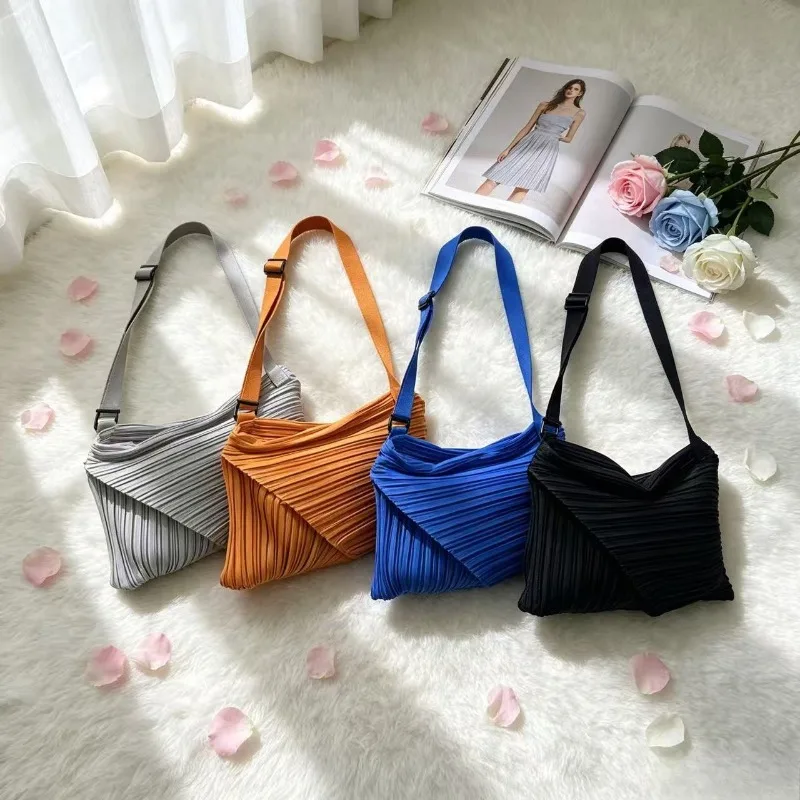Miyake Pleated Casual Sports Style New Pleated Dumpling Bag Lightweight Chest Bag Foldable Single Shoulder Crossbody Bag Pleat
Miyake Pleated Casual Sports Style New Pleated Dumpling Bag Lightweight Chest Bag Foldable Single Shoulder Crossbody Bag Pleat