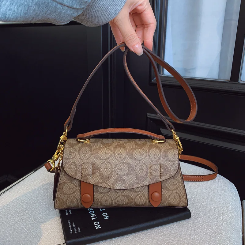 Винтажная сумка Boston 2025 года, кошелек через плечо с принтом, женская шикарная сумка через плечо Day to Night, повседневная сумка-слинг, минималистичная кожа
Винтажная сумка Boston 2025 года, кошелек через плечо с принтом, женская шикарная сумка через плечо Day to Night, повседневная сумка-слинг, минималистичная кожа