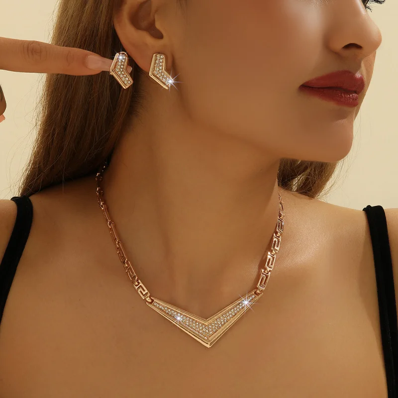 Gold Zinc Alloy Inlaid White Rhinestone V-Shaped Necklace and Earring Set for Women Jewelry Accessories
Gold Zinc Alloy Inlaid White Rhinestone V-Shaped Necklace and Earring Set for Women Jewelry Accessories