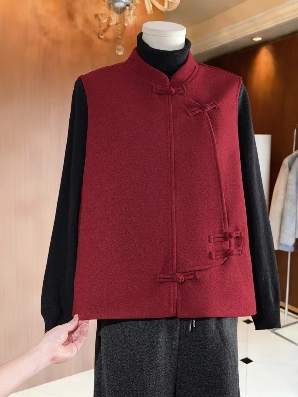 Новая китайская утепленная хлопковая женская жилетка на пуговицах с подплечниками, зимняя модная элегантная модель с цветочной вышивкой
Новая китайская утепленная хлопковая женская жилетка на пуговицах с подплечниками, зимняя модная элегантная модель с цветочной вышивкой