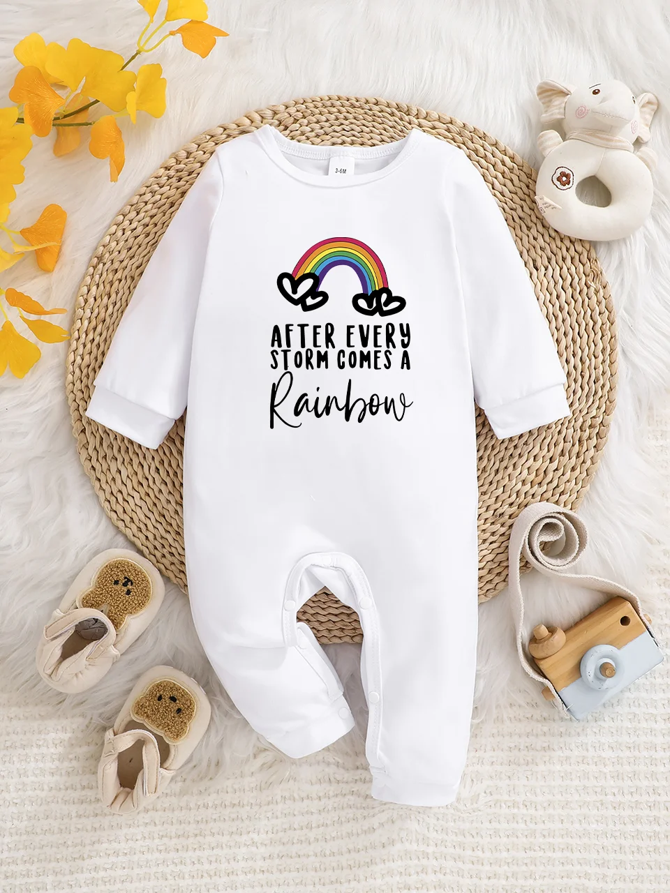 A baby long-sleeved onesie with interesting letter prints. It features a buttoned design for easy putting on and taking off, and
A baby long-sleeved onesie with interesting letter prints. It features a buttoned design for easy putting on and taking off, and