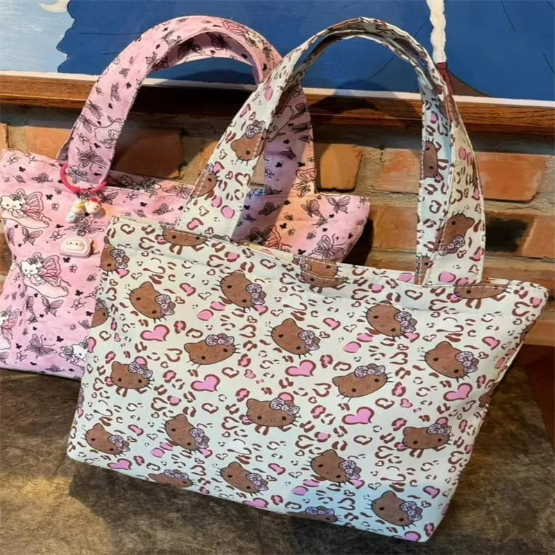 Cartoon HelloKitty canvas bag convenient outdoor handbag student shoulder bag commuting bag zipper bag
Cartoon HelloKitty canvas bag convenient outdoor handbag student shoulder bag commuting bag zipper bag