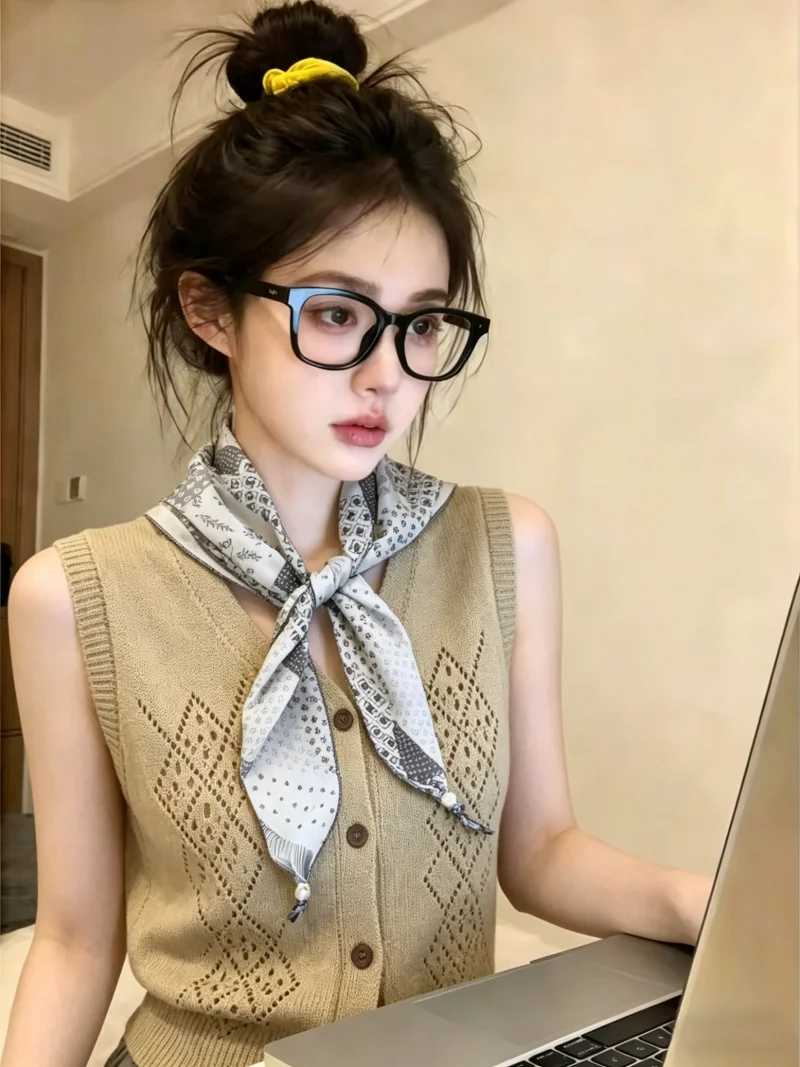 Unique Summer Silk Scarf Hollow Knitted Vest Women's Fashion Old Money Style Breathable Sleeveless V-Neck Straight Cut Top
Unique Summer Silk Scarf Hollow Knitted Vest Women's Fashion Old Money Style Breathable Sleeveless V-Neck Straight Cut Top