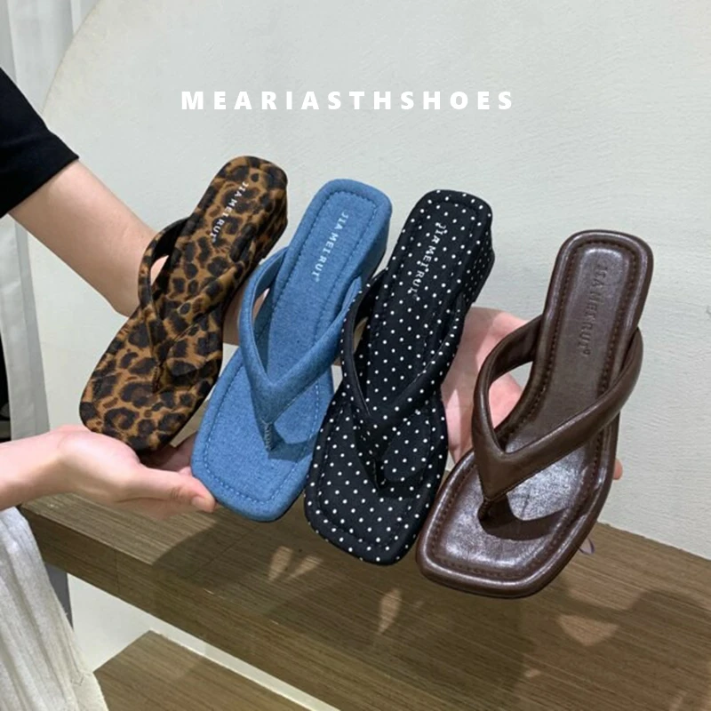 2026 Summer Wedge Heel Flip Flops Slipper Beach Slides Square Toe Clip Toe Beach Thongs Women Narrow Band Fashion Casual Sandals
2026 Summer Wedge Heel Flip Flops Slipper Beach Slides Square Toe Clip Toe Beach Thongs Women Narrow Band Fashion Casual Sandals