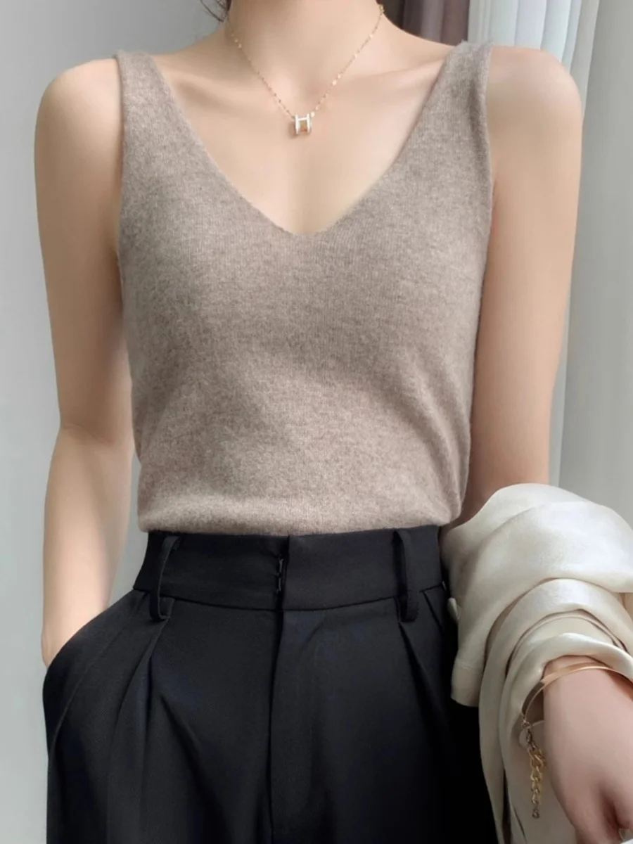 V-Ne Knitted Wool Blend Csole Women's Base Layer irt Spring Season Camere ort Sweater Versatile Inner Wear Top
V-Ne Knitted Wool Blend Csole Women's Base Layer irt Spring Season Camere ort Sweater Versatile Inner Wear Top