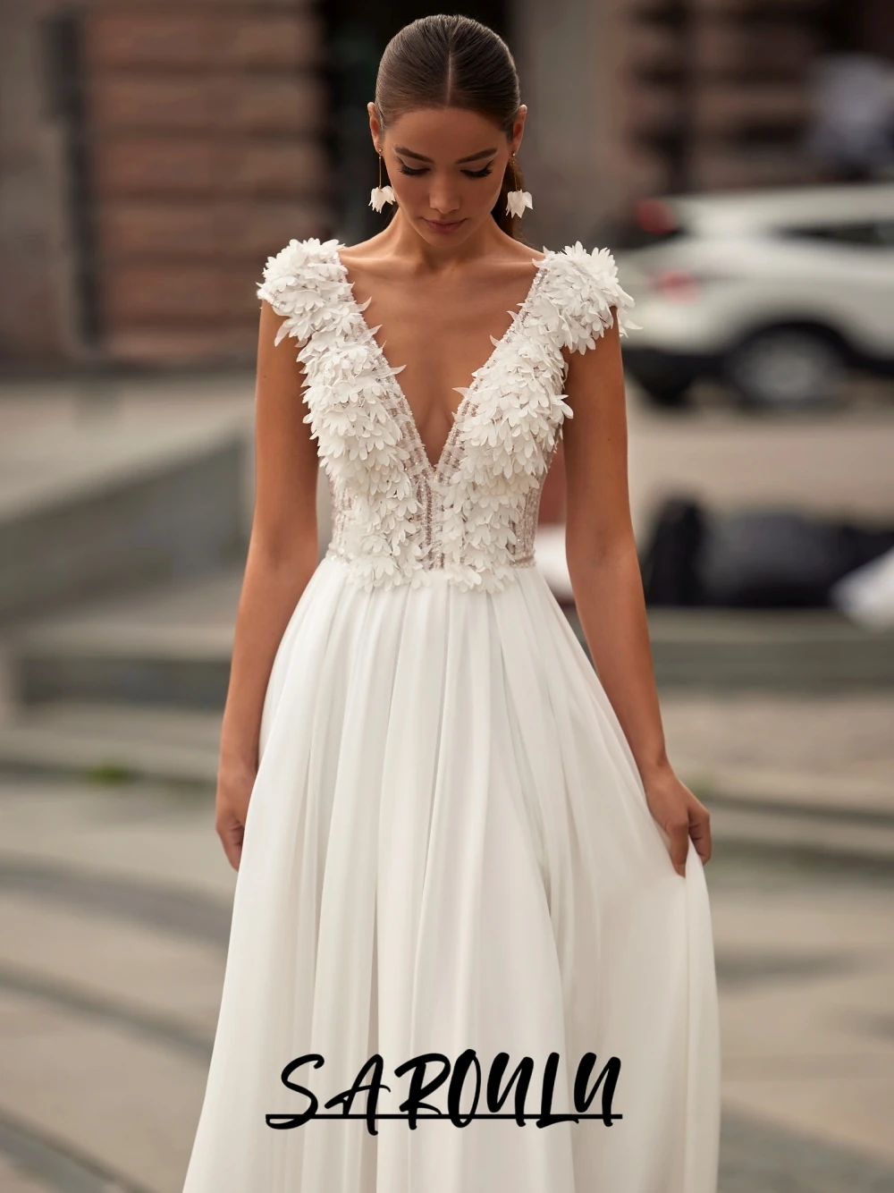 Flowy Chiffon Outdoor Wedding Dress Beach A Line Customized Bridal Gown Sexy Deep V Neck Romantic Modern 3D Floral Bride Wear
Flowy Chiffon Outdoor Wedding Dress Beach A Line Customized Bridal Gown Sexy Deep V Neck Romantic Modern 3D Floral Bride Wear