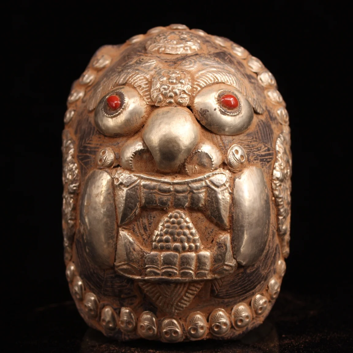 Тибетский этнический стиль, ручная работа, инкрустированная тибетской серебряной черепаховой панцир, голова черного неба, маска, коллекция орнаментов фэн-шуй
Тибетский этнический стиль, ручная работа, инкрустированная тибетской серебряной черепаховой панцир, голова черного неба, маска, коллекция орнаментов фэн-шуй