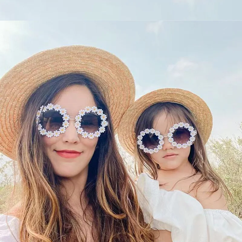 New Vintage Parent Child Sunglasses Women Men Round Flower Frame Sun Glasses Female Oculos De Sol for Male Eyewear Sun Glasses
New Vintage Parent Child Sunglasses Women Men Round Flower Frame Sun Glasses Female Oculos De Sol for Male Eyewear Sun Glasses